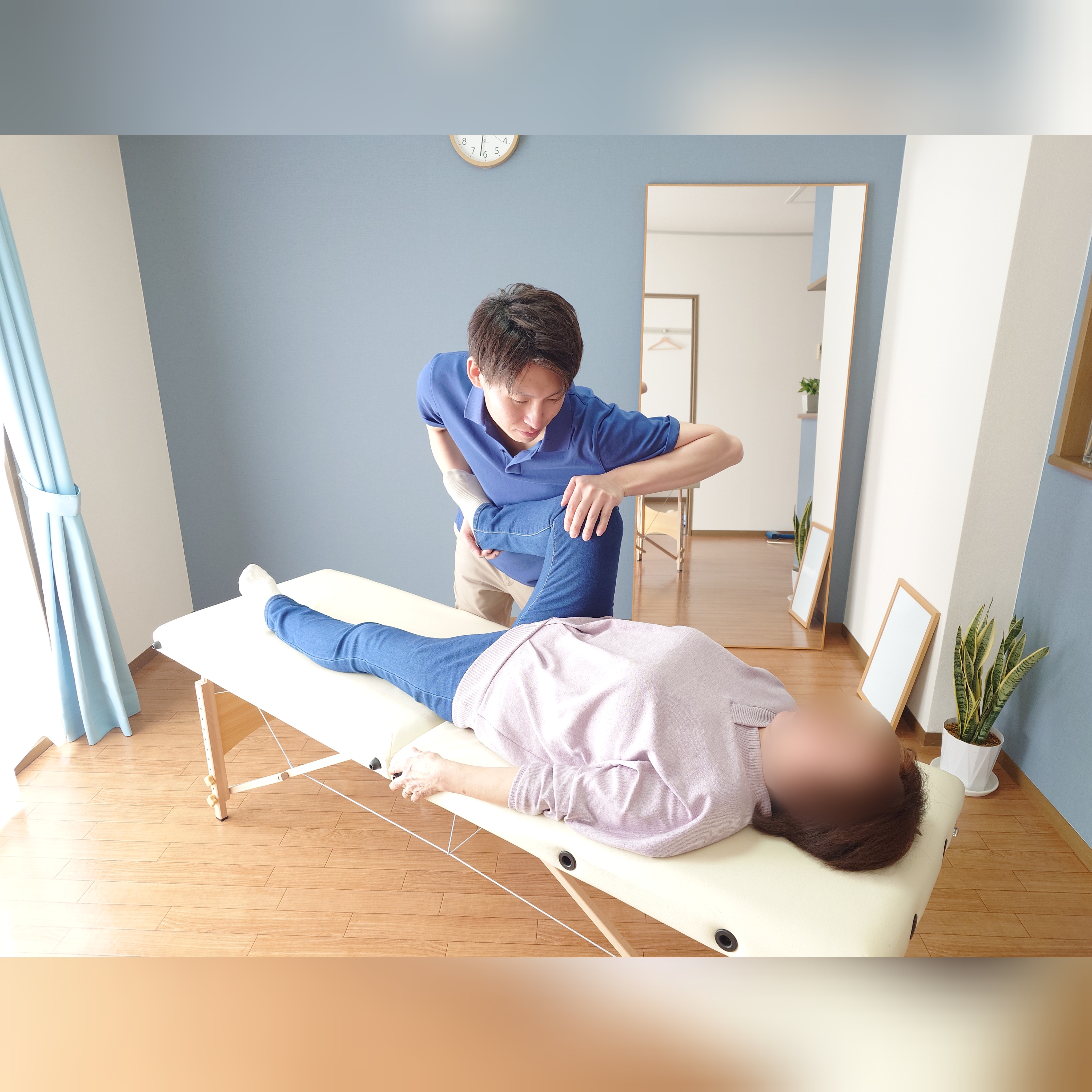 身体に負担をかけない穏やかで丁寧な施術の様子
